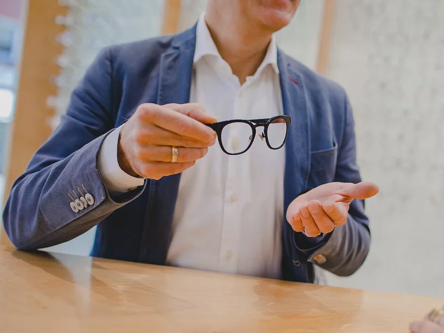 Optiker präsentiert eine modische Brille
