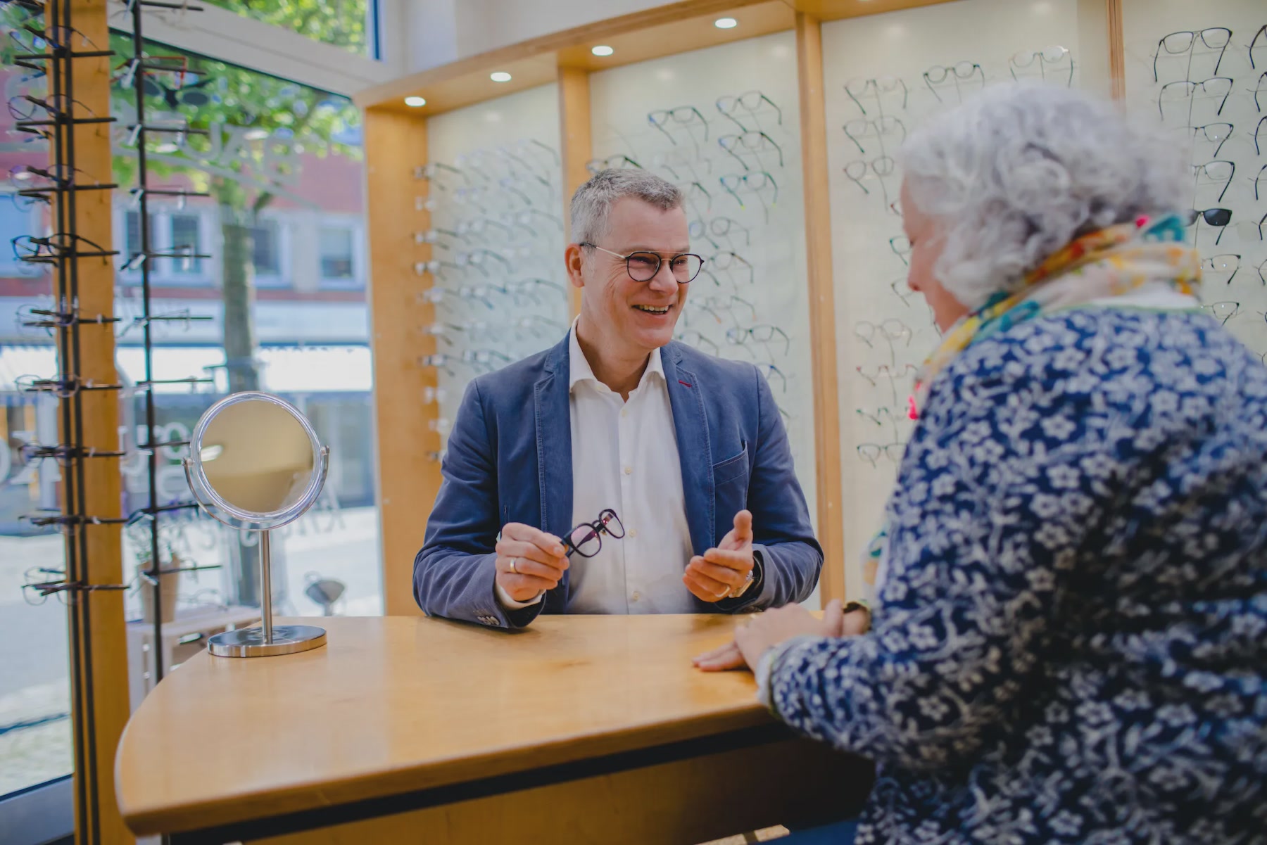 Optiker im Gespräch mit einer Kundin