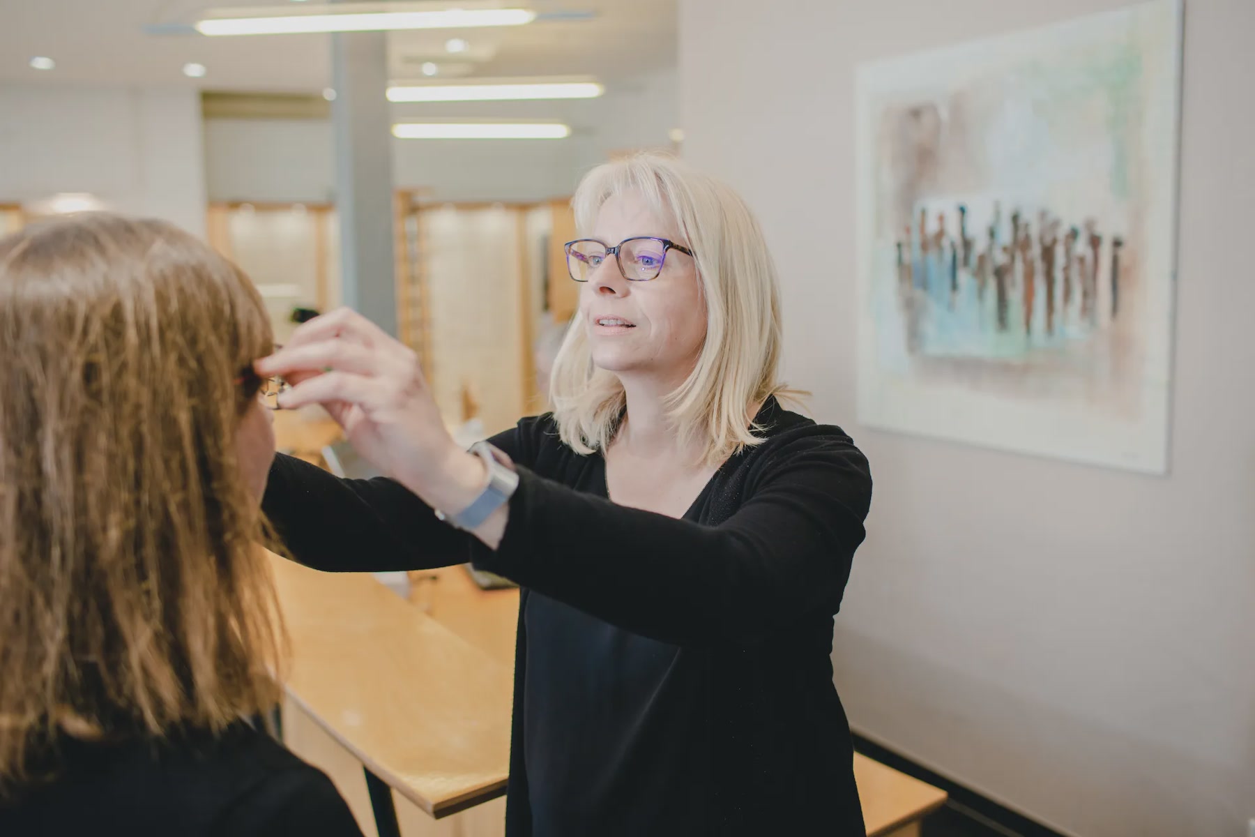 Brillenanpassung durch eine Optikerin