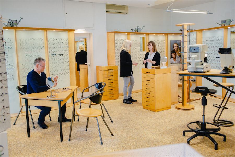 Blick in den Verkaufsraum von Brillenmode Bäumer