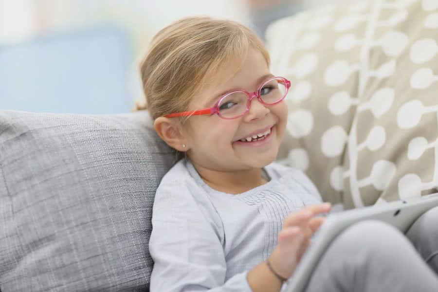 Kind genießt seine neue Brille