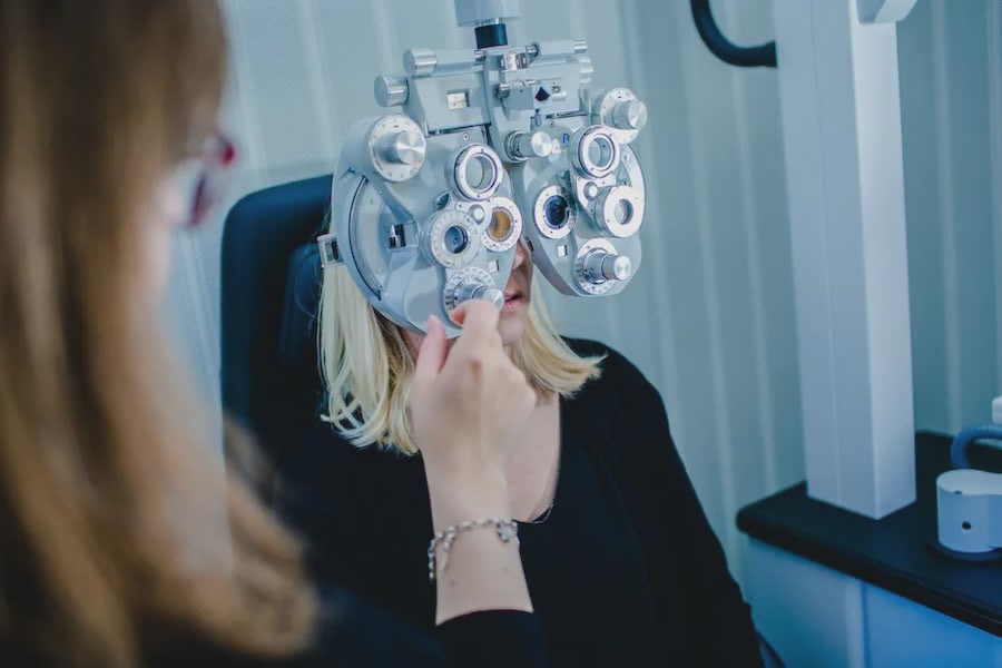 Messung der Augen im Optikerfachgeschäft